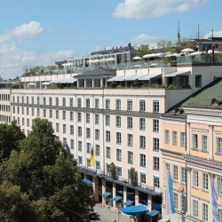 Das Hotel besticht durch seine zentrale Lage am Promenadeplatz