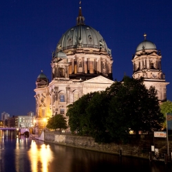 Über den Prachtboulevard Unter den Linden gemütlich zum illuminierten Berliner Dom schlendern