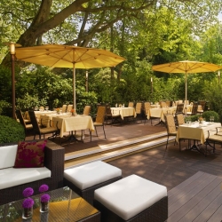 Entspannen Sie im Garten Ihres Hotels Sheraton Grand