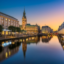 Hamburgs wunderschöne Innenstadt - flanieren Sie an der Binnenalster, zum Rathaus oder den Jungfernstieg entlang ...
