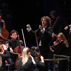 Nicholas Collon dirigiert das Aurora Konzert am zweiten