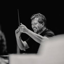 Thomas Adés dirigert das „Lucerne Festival Contemporary Orchestra“