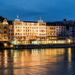 Historische neben neuer Architektur-Basel lebt durch die Kontraste