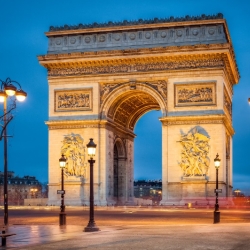 Einer der drei beeindruckenden Triumphbogen die Paris zu bieten hat 