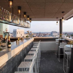 Traumhafter Ausblick über Madrid von der Dachterrasse mit Pool aus .. 