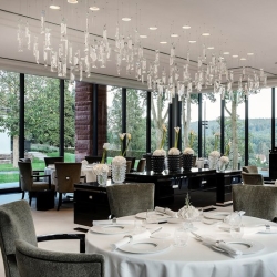 Wunderschön im Stil René Laliques gestaltet und üppig mit seinen Kunstwerken ausgestattet - das 2 Michelin Sterne Restaurant Villa René Lalique