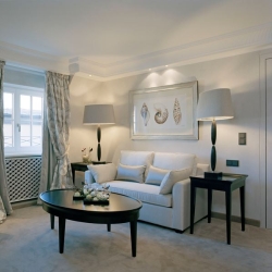 Die Zimmer sind modern und in ruhigen und hellen Farben gestaltet