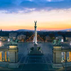 Der beeindruckende Heldenplatz, majestätisch und umrahmt von Säulen und Statuen